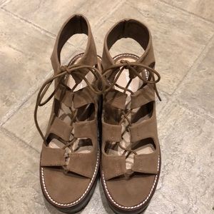 I got gifted these shoes, but they don’t fit me.